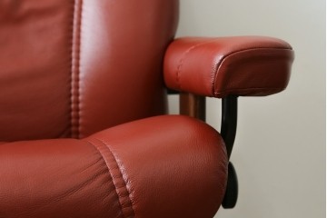 中古　美品　EKORNES(エコーネス)　コンサルシリーズ　Sサイズ　本革　洗練されたデザインが魅力のストレスレスチェアとオットマンのセット　(R-088188)