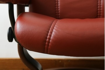 中古　美品　EKORNES(エコーネス)　コンサルシリーズ　Sサイズ　本革　洗練されたデザインが魅力のストレスレスチェアとオットマンのセット　(R-088188)