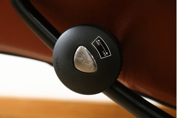 中古　美品　EKORNES(エコーネス)　コンサルシリーズ　Sサイズ　本革　洗練されたデザインが魅力のストレスレスチェアとオットマンのセット　(R-088188)