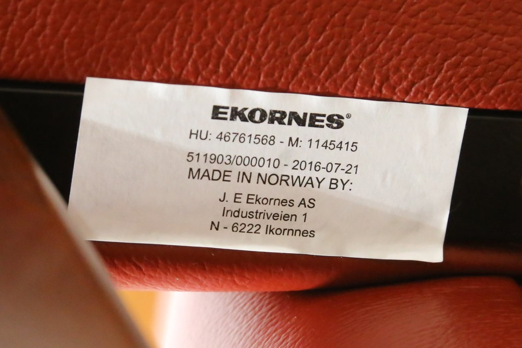 中古　美品　EKORNES(エコーネス)　コンサルシリーズ　Sサイズ　本革　洗練されたデザインが魅力のストレスレスチェアとオットマンのセット　(R-088188)