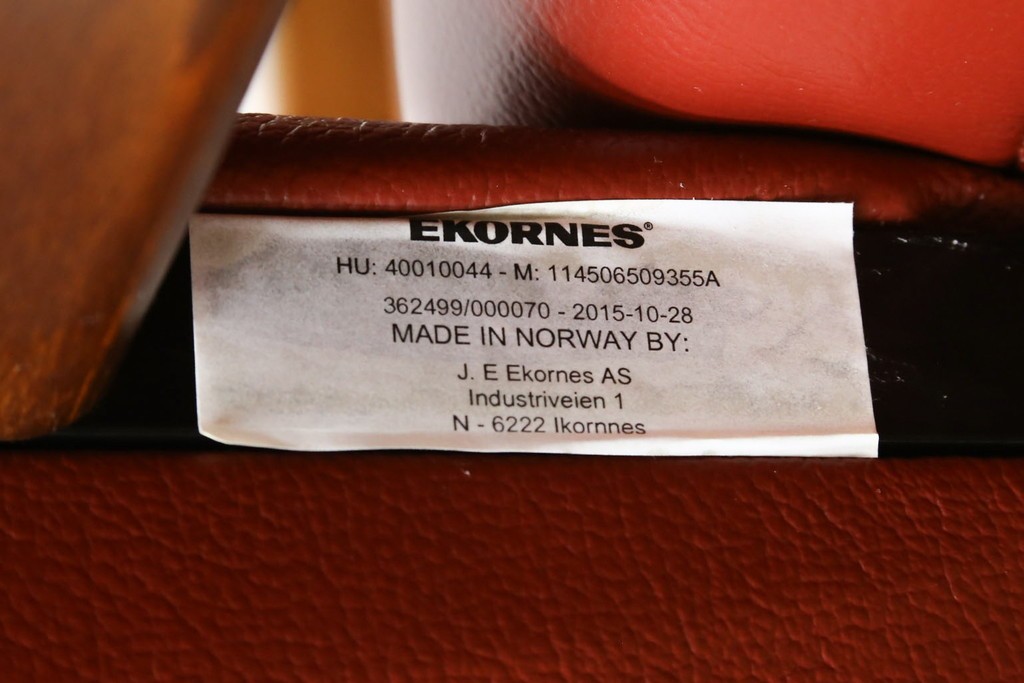 中古　美品　EKORNES(エコーネス)　コンサルシリーズ　Sサイズ　本革　洗練されたデザインが魅力のストレスレスチェアとオットマンのセット　(R-088188)