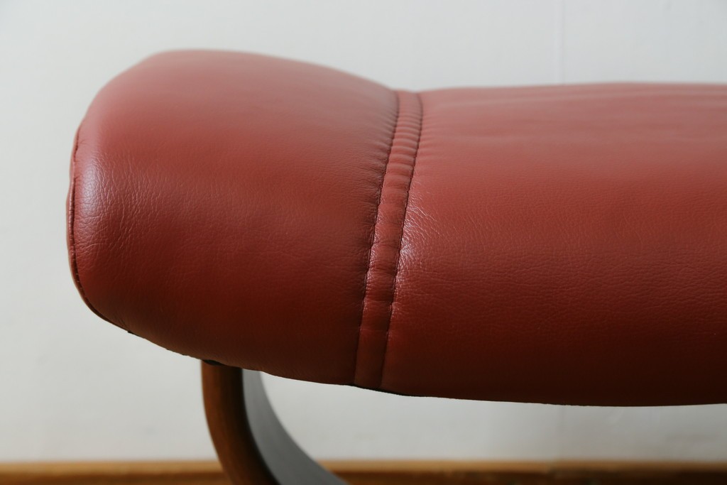 中古　美品　EKORNES(エコーネス)　コンサルシリーズ　Sサイズ　本革　洗練されたデザインが魅力のストレスレスチェアとオットマンのセット　(R-088188)