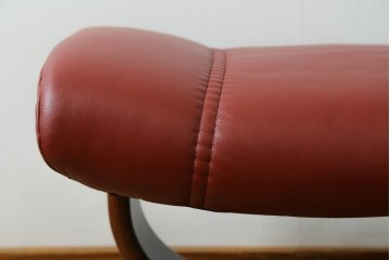中古　美品　EKORNES(エコーネス)　コンサルシリーズ　Sサイズ　本革　洗練されたデザインが魅力のストレスレスチェアとオットマンのセット　(R-088188)