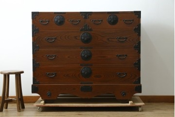 和製ヴィンテージ　美品!!　欅材　摺り漆　一級技能士　屋形場正蔵作　桐紋金具と力強い木目が美しい南部車箪笥　定価約60万円以上　(R-088189)
