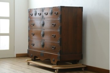 和製ヴィンテージ　美品!!　欅材　摺り漆　一級技能士　屋形場正蔵作　桐紋金具と力強い木目が美しい南部車箪笥　定価約60万円以上　(R-088189)