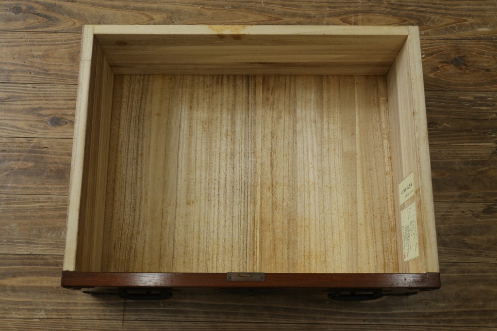 和製ヴィンテージ　美品!!　欅材　摺り漆　一級技能士　屋形場正蔵作　桐紋金具と力強い木目が美しい南部車箪笥　定価約60万円以上　(R-088189)