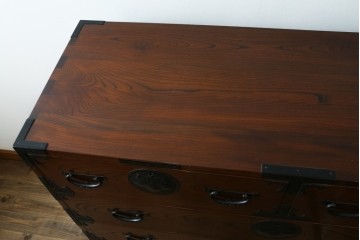 和製ヴィンテージ　美品!!　欅材　摺り漆　一級技能士　屋形場正蔵作　桐紋金具と力強い木目が美しい南部車箪笥　定価約60万円以上　(R-088189)
