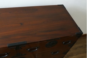 和製ヴィンテージ　美品!!　欅材　摺り漆　一級技能士　屋形場正蔵作　桐紋金具と力強い木目が美しい南部車箪笥　定価約60万円以上　(R-088189)