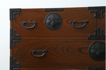 和製ヴィンテージ　美品!!　欅材　摺り漆　一級技能士　屋形場正蔵作　桐紋金具と力強い木目が美しい南部車箪笥　定価約60万円以上　(R-088189)