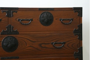 和製ヴィンテージ　美品!!　欅材　摺り漆　一級技能士　屋形場正蔵作　桐紋金具と力強い木目が美しい南部車箪笥　定価約60万円以上　(R-088189)