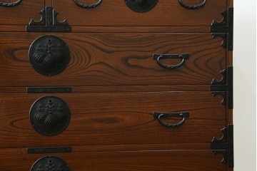 和製ヴィンテージ　美品!!　欅材　摺り漆　一級技能士　屋形場正蔵作　桐紋金具と力強い木目が美しい南部車箪笥　定価約60万円以上　(R-088189)