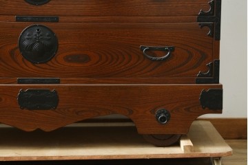 和製ヴィンテージ　美品!!　欅材　摺り漆　一級技能士　屋形場正蔵作　桐紋金具と力強い木目が美しい南部車箪笥　定価約60万円以上　(R-088189)