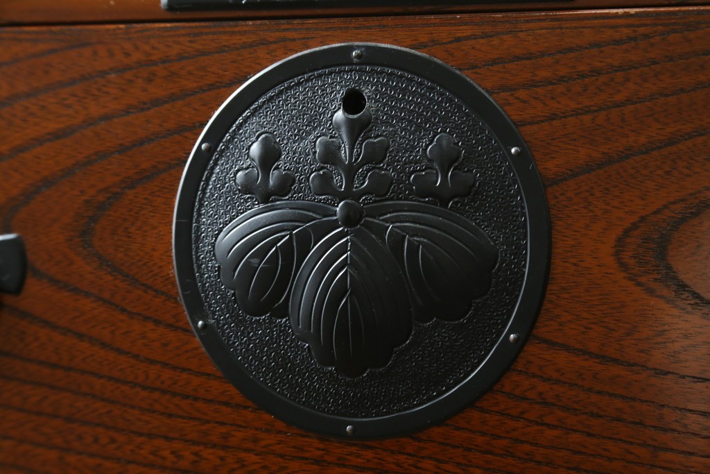 和製ヴィンテージ　美品!!　欅材　摺り漆　一級技能士　屋形場正蔵作　桐紋金具と力強い木目が美しい南部車箪笥　定価約60万円以上　(R-088189)