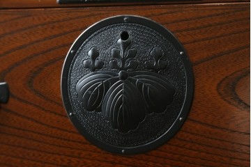 和製ヴィンテージ　美品!!　欅材　摺り漆　一級技能士　屋形場正蔵作　桐紋金具と力強い木目が美しい南部車箪笥　定価約60万円以上　(R-088189)