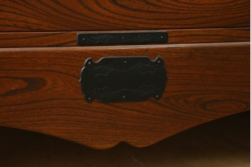 和製ヴィンテージ　美品!!　欅材　摺り漆　一級技能士　屋形場正蔵作　桐紋金具と力強い木目が美しい南部車箪笥　定価約60万円以上　(R-088189)