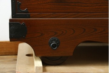 和製ヴィンテージ　美品!!　欅材　摺り漆　一級技能士　屋形場正蔵作　桐紋金具と力強い木目が美しい南部車箪笥　定価約60万円以上　(R-088189)
