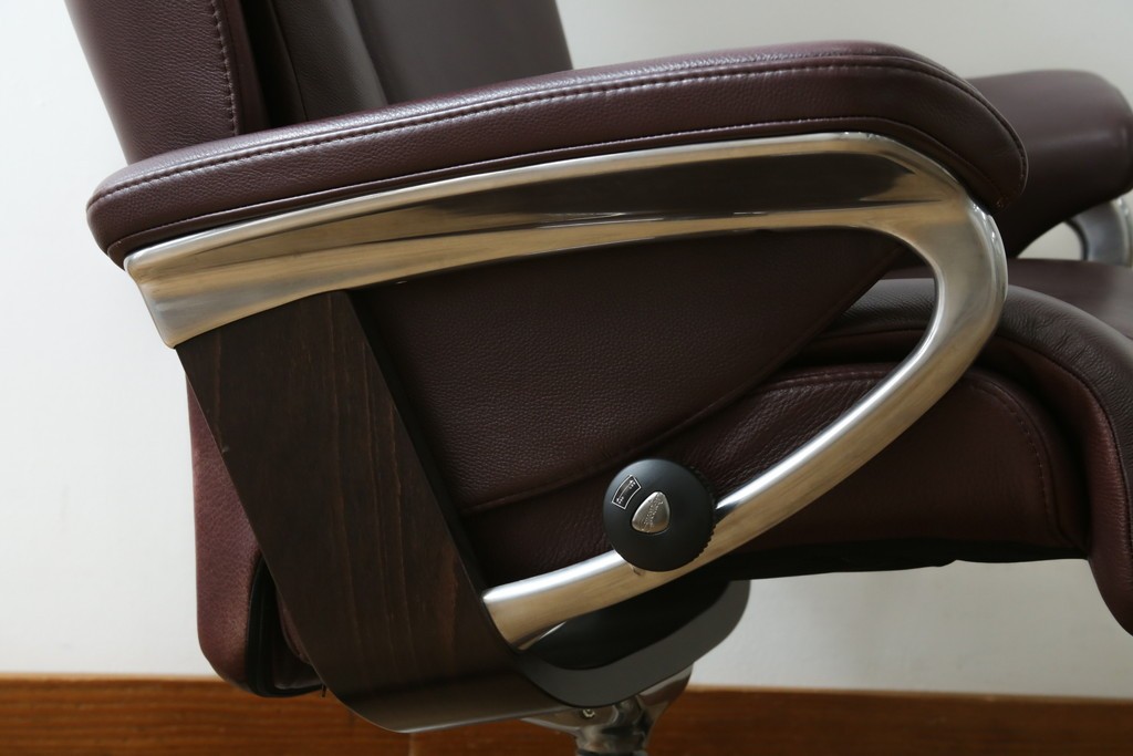 中古　美品　EKORNES(エコーネス)　Stressless Magic(ストレスレスマジック)　シグニチャー　Mサイズ　本革製　高級感溢れるオットマン付きストレスレスチェア　(R-088190)