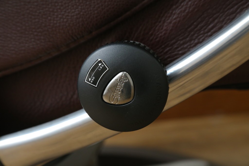 中古　美品　EKORNES(エコーネス)　Stressless Magic(ストレスレスマジック)　シグニチャー　Mサイズ　本革製　高級感溢れるオットマン付きストレスレスチェア　(R-088190)