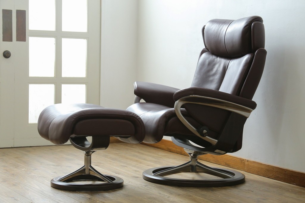 中古　美品　EKORNES(エコーネス)　Stressless Magic(ストレスレスマジック)　シグニチャー　Mサイズ　本革製　高級感溢れるオットマン付きストレスレスチェア　(R-088190)