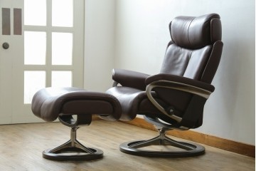 中古　美品　EKORNES(エコーネス)　Stressless Magic(ストレスレスマジック)　シグニチャー　Mサイズ　本革製　高級感溢れるオットマン付きストレスレスチェア　(R-088190)