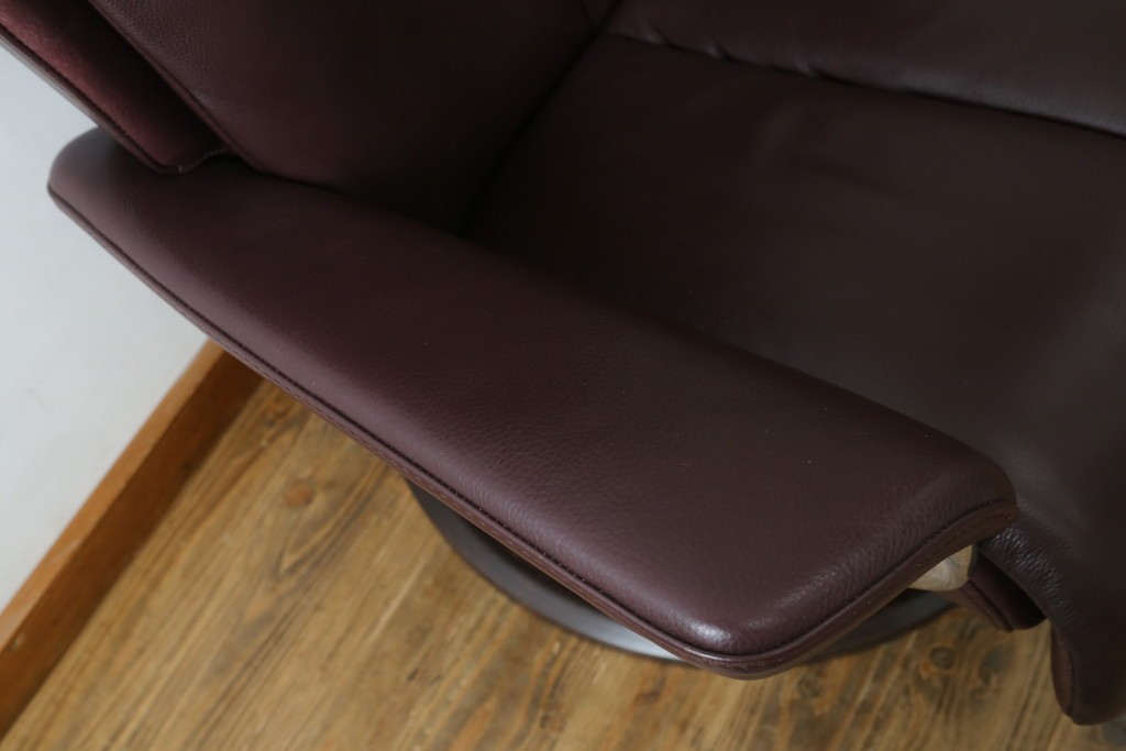 中古　美品　EKORNES(エコーネス)　Stressless Magic(ストレスレスマジック)　シグニチャー　Mサイズ　本革製　高級感溢れるオットマン付きストレスレスチェア　(R-088190)