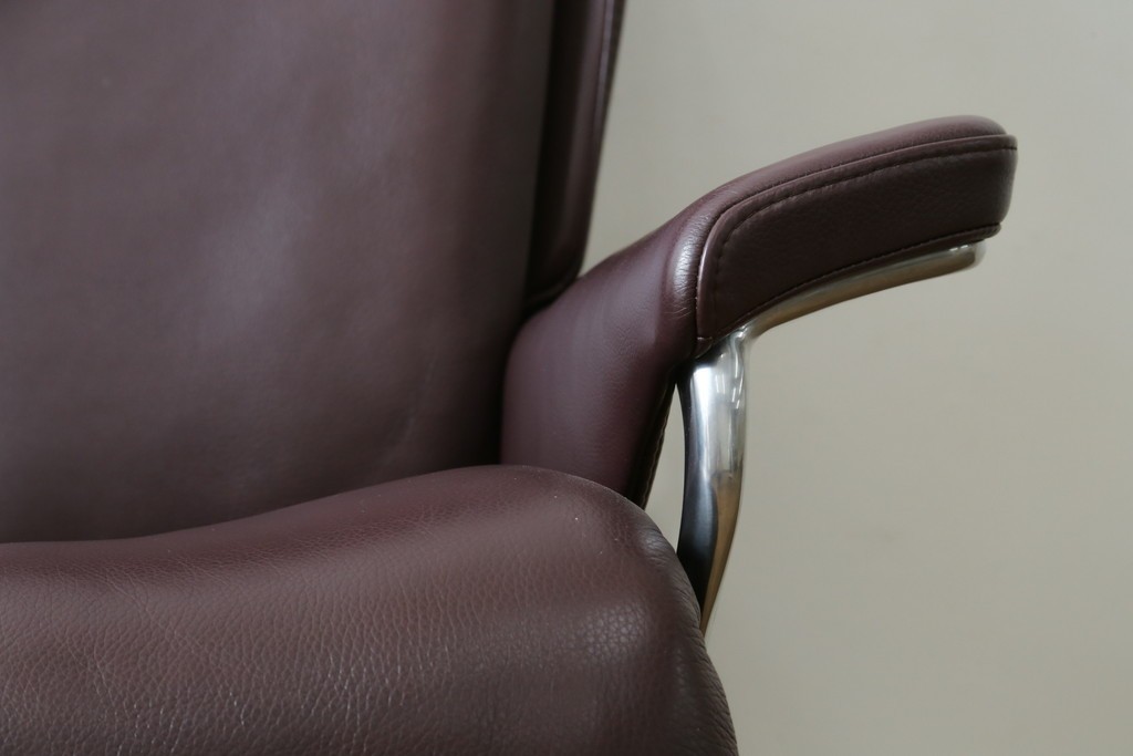中古　美品　EKORNES(エコーネス)　Stressless Magic(ストレスレスマジック)　シグニチャー　Mサイズ　本革製　高級感溢れるオットマン付きストレスレスチェア　(R-088190)