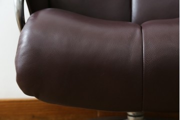 中古　美品　EKORNES(エコーネス)　Stressless Magic(ストレスレスマジック)　シグニチャー　Mサイズ　本革製　高級感溢れるオットマン付きストレスレスチェア　(R-088190)