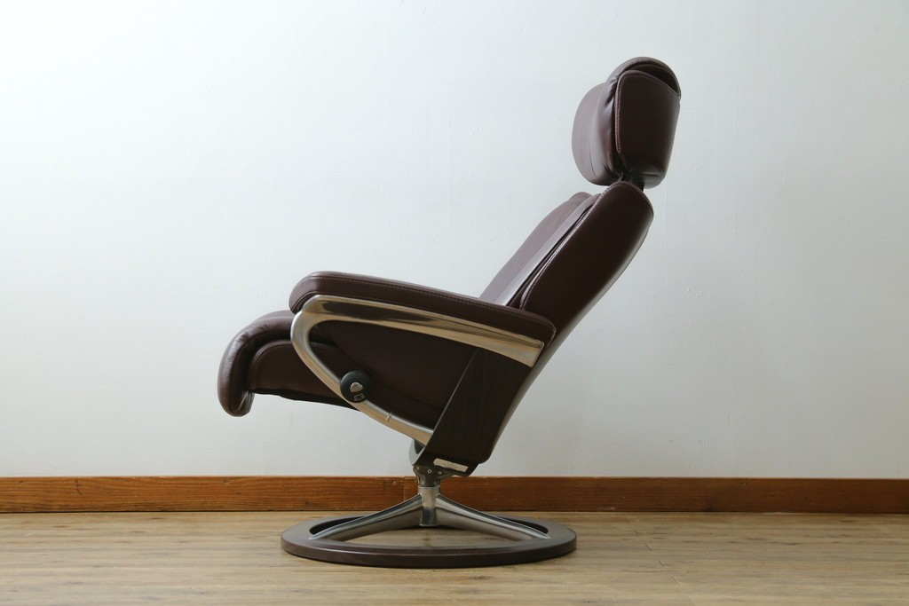 中古　美品　EKORNES(エコーネス)　Stressless Magic(ストレスレスマジック)　シグニチャー　Mサイズ　本革製　高級感溢れるオットマン付きストレスレスチェア　(R-088190)