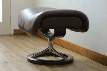中古　美品　EKORNES(エコーネス)　Stressless Magic(ストレスレスマジック)　シグニチャー　Mサイズ　本革製　高級感溢れるオットマン付きストレスレスチェア　(R-088190)