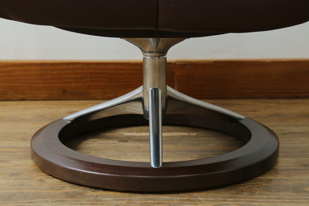 中古　美品　EKORNES(エコーネス)　Stressless Magic(ストレスレスマジック)　シグニチャー　Mサイズ　本革製　高級感溢れるオットマン付きストレスレスチェア　(R-088190)