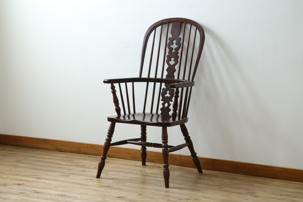 中古　美品　国産民芸家具　シックな色合いと透かし彫りが美しいウィンザーチェア　(R-088191)