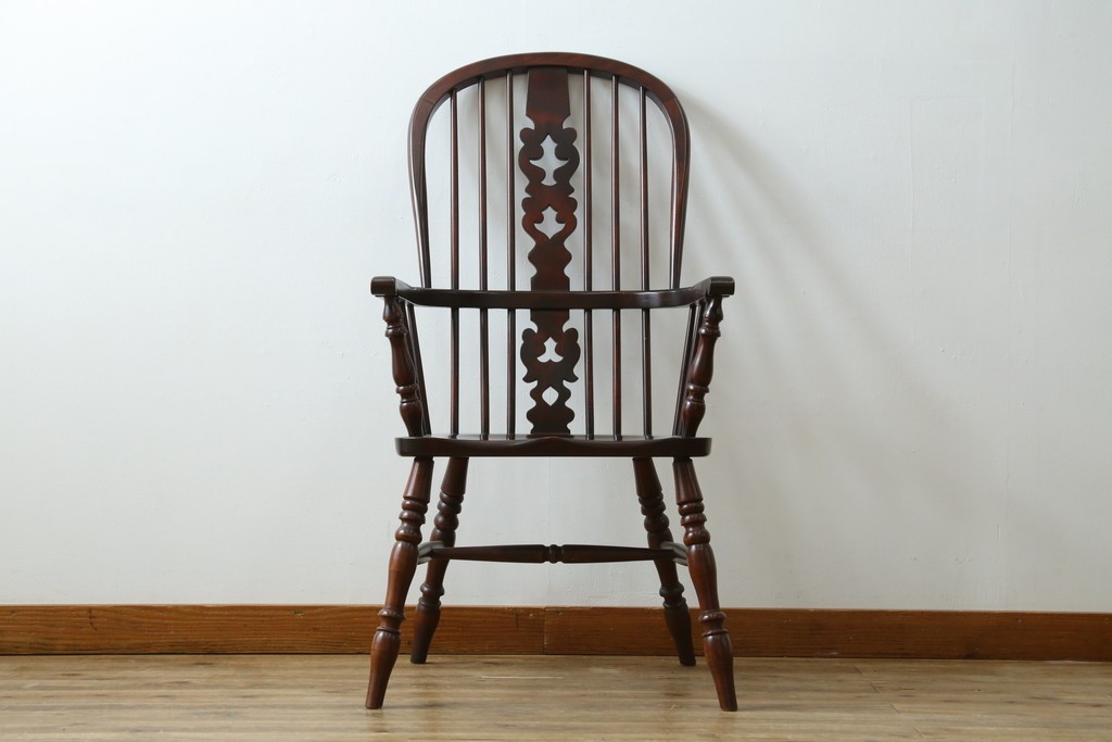 中古　美品　国産民芸家具　シックな色合いと透かし彫りが美しいウィンザーチェア　(R-088191)