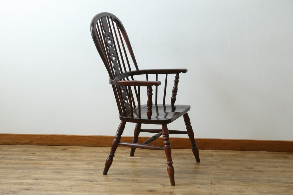 中古　美品　国産民芸家具　シックな色合いと透かし彫りが美しいウィンザーチェア　(R-088191)
