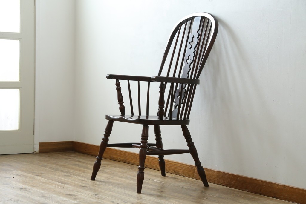 中古　美品　国産民芸家具　シックな色合いと透かし彫りが美しいウィンザーチェア　(R-088191)