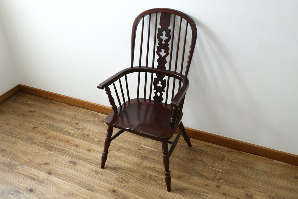 中古　美品　国産民芸家具　シックな色合いと透かし彫りが美しいウィンザーチェア　(R-088191)
