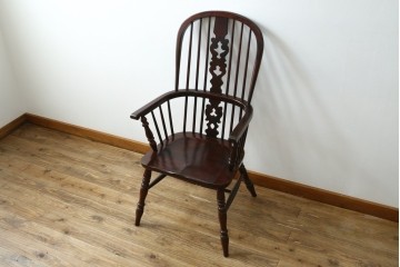 中古　美品　国産民芸家具　シックな色合いと透かし彫りが美しいウィンザーチェア　(R-088191)