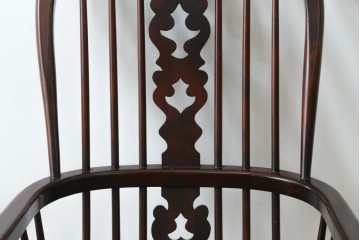 中古　美品　国産民芸家具　シックな色合いと透かし彫りが美しいウィンザーチェア　(R-088191)