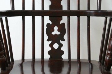 中古　美品　国産民芸家具　シックな色合いと透かし彫りが美しいウィンザーチェア　(R-088191)