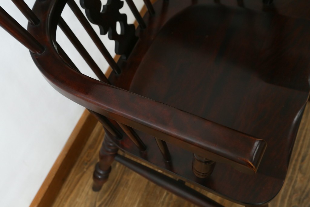 中古　美品　国産民芸家具　シックな色合いと透かし彫りが美しいウィンザーチェア　(R-088191)