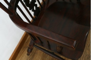 中古　美品　国産民芸家具　シックな色合いと透かし彫りが美しいウィンザーチェア　(R-088191)