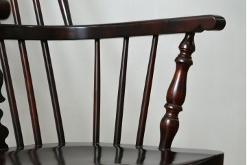 中古　美品　国産民芸家具　シックな色合いと透かし彫りが美しいウィンザーチェア　(R-088191)