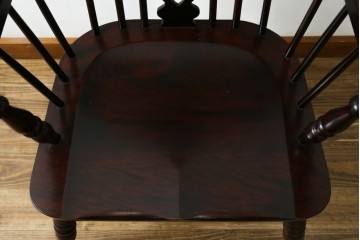 中古　美品　国産民芸家具　シックな色合いと透かし彫りが美しいウィンザーチェア　(R-088191)