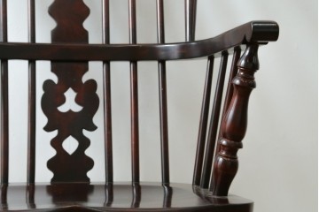 中古　美品　国産民芸家具　シックな色合いと透かし彫りが美しいウィンザーチェア　(R-088191)