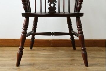 中古　美品　国産民芸家具　シックな色合いと透かし彫りが美しいウィンザーチェア　(R-088191)