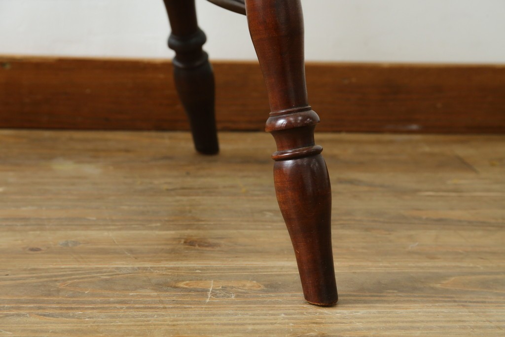 中古　美品　国産民芸家具　シックな色合いと透かし彫りが美しいウィンザーチェア　(R-088191)
