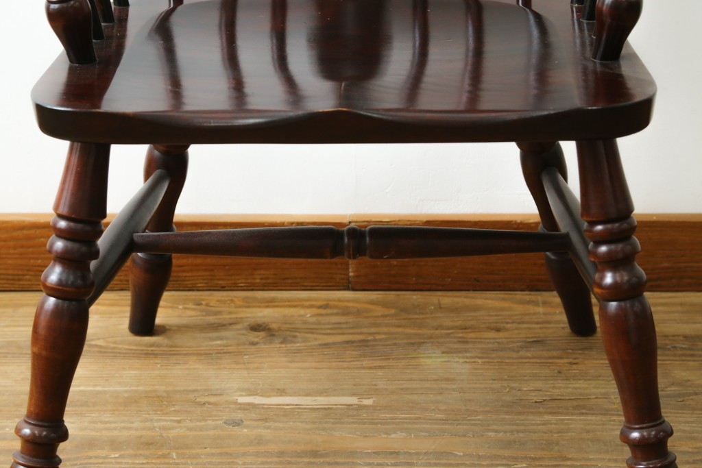 中古　美品　国産民芸家具　シックな色合いと透かし彫りが美しいウィンザーチェア　(R-088191)