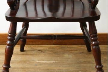 中古　美品　国産民芸家具　シックな色合いと透かし彫りが美しいウィンザーチェア　(R-088191)