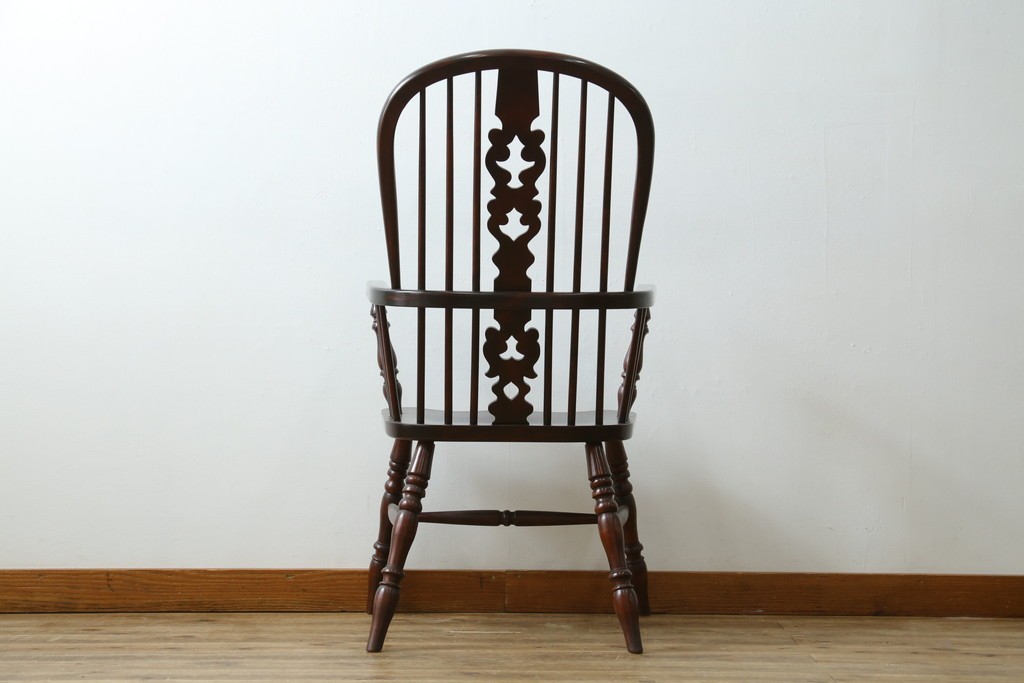 中古　美品　国産民芸家具　シックな色合いと透かし彫りが美しいウィンザーチェア　(R-088191)