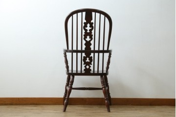 中古　美品　国産民芸家具　シックな色合いと透かし彫りが美しいウィンザーチェア　(R-088191)