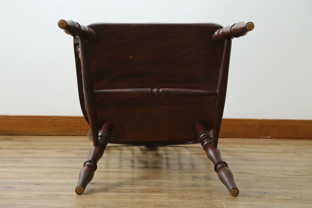 中古　美品　国産民芸家具　シックな色合いと透かし彫りが美しいウィンザーチェア　(R-088191)